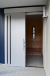 玄関はLIXILスライディングドア・エルムーブ スマートなデザインの片引戸で、好評です。