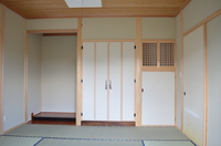 白木でスッキリとしたデザインの和室。壁には100％自然素材、高千穂 薩摩中霧島壁で左官屋さんがコテで仕上げました。