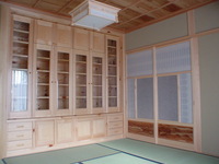 ふた間続きの和室の一室。奥に見える家具は家具屋さんに頼んで作った木曾桧の家具です。