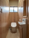 0.5坪のトイレです。トイレもヤナギ杉羽目板のこだわり仕様です。