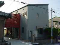 外壁・瓦棒屋根・破風板とガルバリウム鋼板でシンプルデザインの仕上げ。