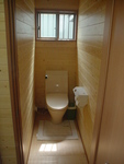 増築部分の新しいトイレ。タンク付でもデザインがカッコいいLIXIL(旧INAX製)サティス・アステオ。
