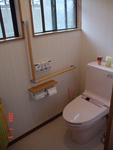 トイレリフォーム①-1：和式トイレを洋式トイレへ、手すりも設置し、タイルからクッションフロアの滑りにくい素材へ改修。