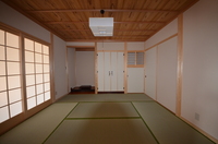 素材にこだわった和室１階和室。天井は土佐産の杉無垢の天井板、竿天井。
壁には珪藻土の仕上げです。