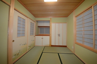 １階和室①。柱は桧。壁は珪藻土。自然素材いっぱいの和室です。