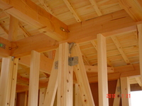 構造体は、柱：桧120㎜ｘ120㎜　梁：米松（ドライビーム）120㎜幅　垂木：桧55㎜ｘ55㎜　屋根下地：桧 小幅板12㎜厚