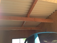 折板屋根の裏側は結露防止のためのペフ付です。