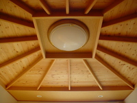 傘天井、米松(ピーラー)の骨組と唐松の羽目板天井で仕上げています。
