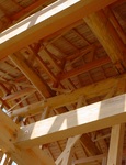 地松丸太の小屋組みは見た目の重厚さが安心感があります。