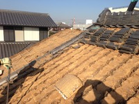 従来の瓦屋根は屋根の上に土がいっぱい載っています。土が決して悪いわけではないのです、屋根の熱を遮断したり湿気も吸ったり吐いたりしてくれるのです。ただ耐震という観点でその重量が建物には不利になるのです。