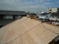 屋根の下地の野地板が傷んでいたので、構造用合板で補強します。