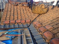 屋根瓦を剥がすとこんなにも土が使われているんです。土が無くなるだけでも、耐震ではとても有利になります。