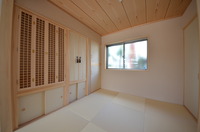 和室は4.5帖ですが、仏間・神棚もあって本格的な仕上がりです。壁も珪藻土で仕上げて、お部屋の環境も整えてくれます。