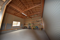 小屋裏表し、構造体の梁も表しです。土壁の調湿効果で物置の家財を守ります。