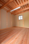 作業部屋も作りました。床天井の杉板の感じが良いです。