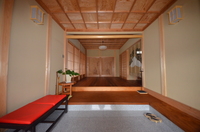 杉の無垢材の合天、花梨の無垢材の床板がお出迎えする内玄関。旧家屋に使われていた材料（框：欅、小縁板：アサメラ）も利用しました。