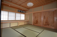 飾り床のある和室。壁を珪藻土で仕上げ。天井も杉の無垢板にこだわった竿天井です。