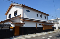 旧東海道からの外観です。黒塗された本囲いの腰壁、漆喰の白色とのコントラストが日本家屋の良き文化を伝えるつくりです。