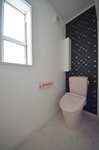 ２階のトイレはクロスの色合いを変えてメリハリ空間です。