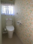 和式から洋式トイレへ立ち座りが楽になりました。壁紙選びも楽しみながら、明るい雰囲気のトイレになりました。