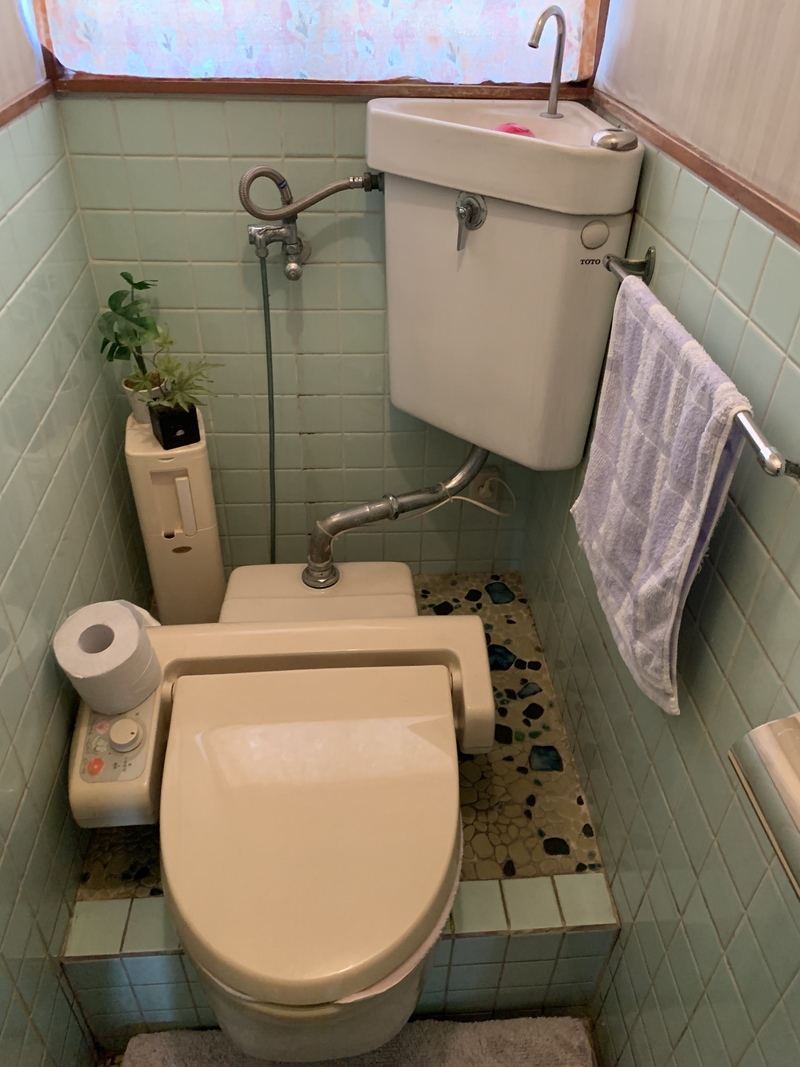 トイレリフォーム 和式トイレから洋式トイレへリノベ。お洒落な壁紙が楽しいトイレへ！