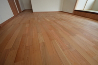 １階床材：ブラックチェリー無垢フローリング　少し赤身を帯びた優しい色合い木目のフローリング材。（自然塗料クリア仕上げ）