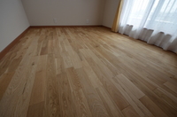 ２階床材：ナラ無垢フローリング　木目のはっきりとした明るめの仕上がりのフローリング材。（自然塗料クリア仕上げ）