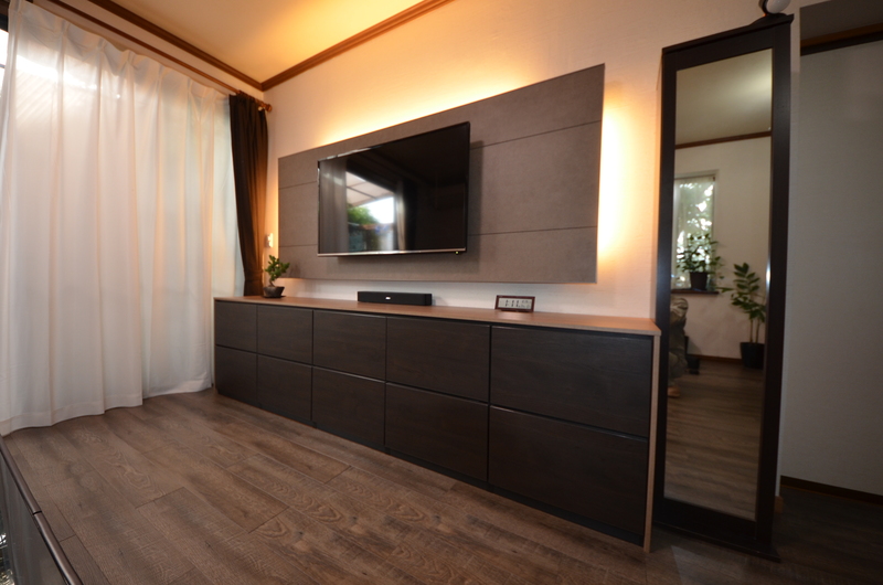 内装リフォーム 刈谷市でデザイン壁 家具と間接照明で温かみのある壁掛けテレビ工事