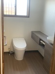 LIXILサティスS　手洗い器はキャパシア ウォルナット色
0.75坪のちょっと広めのトイレ空間です。