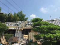 屋根を軽くするため、土をできる限り使わずに乾式工法で和瓦葺きです。