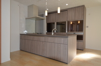 システムキッチンはLIXIL リシェルです。セラミック天板で高級感、清潔感がとてもあります。