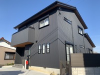 外壁：ブラックガルバリウム鋼板　サッシ：ブラック色　軒裏は木色をさし色に仕上げました。