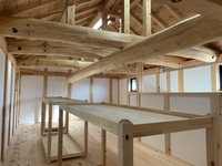 2階も1階とほぼ同様の仕上です。移動できる棚も設置。床材は桧30㎜のフローリング材を使用。