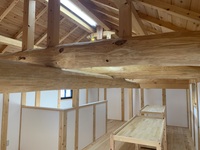 地松丸太の小屋組みです。　柱、梁、小屋組みと職人の手刻みで加工しました。