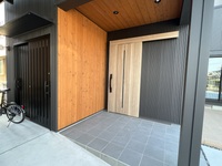 玄関ポーチ周りは無垢の杉板（キシラデコール着色仕上げ）で無機質な素材の中に自然素材でアクセントを入れました。