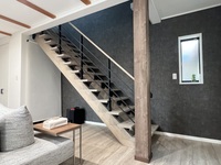 リビング階段はオープン階段です。階段桁、踏板は床の色に合わせ着色することの出来るセブン工業『ツービーム』を採用。